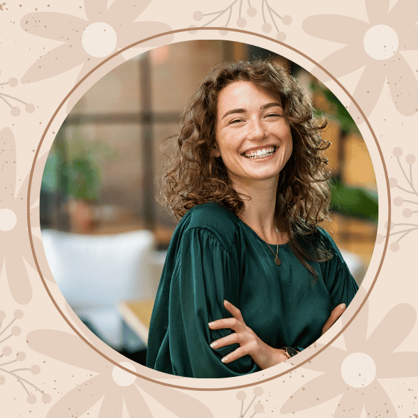 Portrait fictif d’une jeune femme souriante, témoignage d’une festivalière