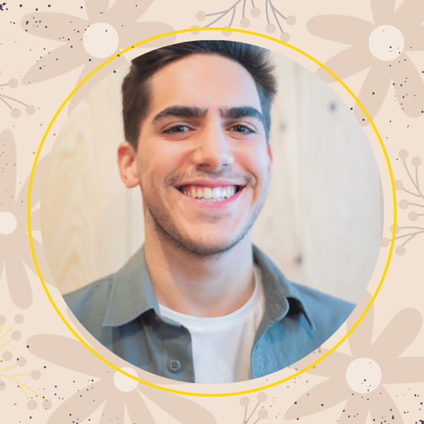 Portrait d'un jeune festivalier sourinat sur fond illustré