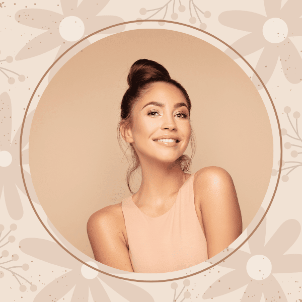 Portrait fictif d’une jeune femme souriante, témoignage d’une festivalière